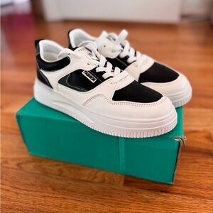 Women’s Black and White w/ Green Trim Casual Sneakers - Label